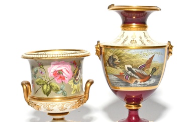 Deux vases Flight Barr and Barr, vers 1820-30, l'un bien peint avec un chien chassant...