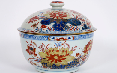 Eighteenth century Chinese porcelain covered terrine with an Imari flower decor - height and diameter : 23 and 23 cm ||quite big 18th Cent. Chinese lidded tureen in porcelain with Imari flower decor