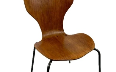 FRITZ HANSEN "GRAND PRIX"-STYLE DANISH MODERN CHAIR Denmark, Mid-20th Century Back height 32". Seat