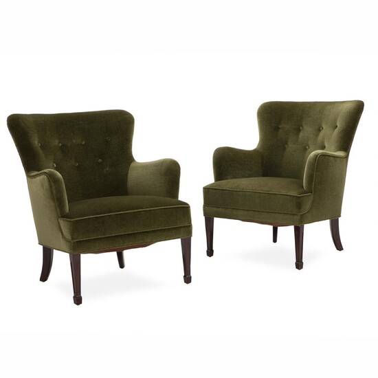 SOLD. Frits Henningsen: A pair of easy chairs with legs of mahogany. Seat, sides and button fitted back upholstered with green velour. (2) – Bruun Rasmussen Auctioneers of Fine Art