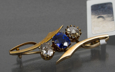 Gold brooch with diamonds and sapphires Beginning of the 20th century, Russian Empire. Gold, 56th proof, 2 diamonds - 0.55 ct, 5.3x4.3x1.7 mm, 5.7x4.3x1.1 mm, I 1, G-Hl; 1 sapphire - 1.3 ct, 6.2x5.2x4.2 mm, MI 1, VS, color - blue, B7 / 4. Weight 3.99...