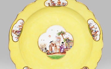 Grand plat rare Meissen en fond jaune avec chinoiseries Hoeroldt Forme ronde avec bord incurvé...