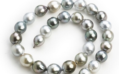 Hartmann's: A Tahiti pearl necklace with cultured baroque Tahiti pearls with a pearl clasp of 18k white gold. Pearl diam. app. 13.0–14.0 mm. L. app. 47.0 cm.