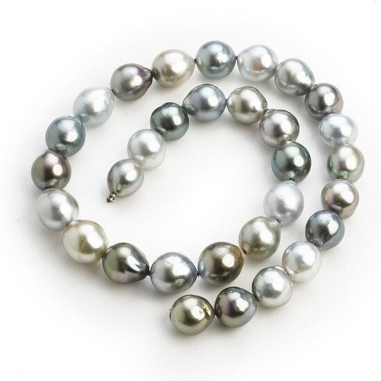 Hartmann's: A Tahiti pearl necklace with cultured baroque Tahiti pearls with a pearl clasp of 18k white gold. Pearl diam. app. 13.0–14.0 mm. L. app. 47.0 cm.