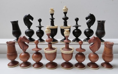 Hyper rare Antique Chess set Jeu d'échecs Origine France LYON 1750-1760 - Chess set - Lyon - Fruit wood and bone garnishes