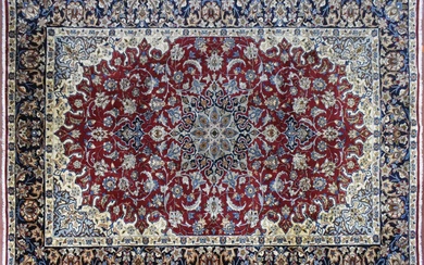 Important et fin tapis Ispahan en velours en laine soyeuse d'agneau sur fondations en coton....