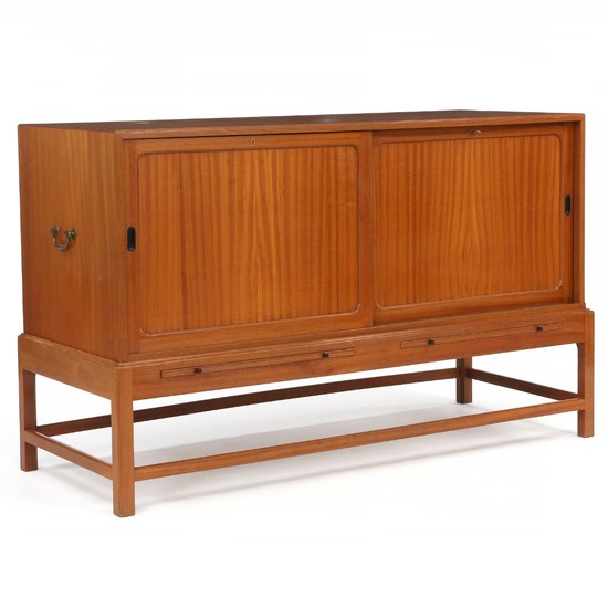 Kaare Klint: Sideboard of mahogany. Front with two sliding doors and two pull-out leaves with black ebonite handles. Made by Rud. Rasmussen cabinetmakers