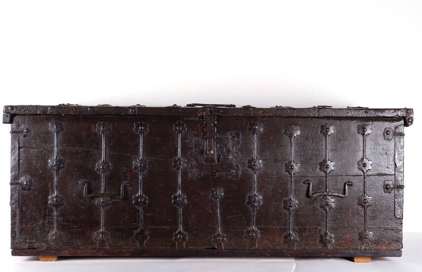 Large Gothic chest in cast iron, Catalonia, 14th - 15th century