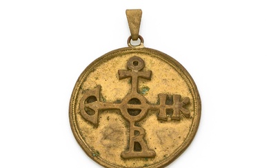 Line VAUTRIN (1913-1997) Pendentif rond "Chrisme" en bronze martelé et doré Signé, gravé Made in...