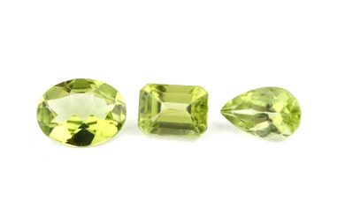 Lot 18 loose peridots , approx. 22.10 ct, different shapes...