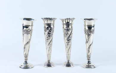 Lotto composto da due coppie di vasi a tromba in argento sbalzato su basi circolari appesantite, decoro a fiori. Punzoni…