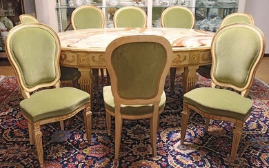 Lotto di un tavolo ed un gruppo di otto sedie