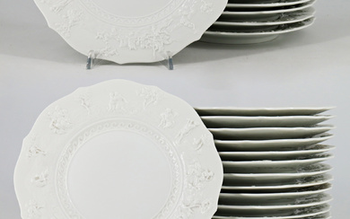 Manifattura Ginori. Parte di servizio da tavola in porcellana bianca composto da quattordici piatti piani, undici fondine e tredici piatti…