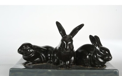 NAM Jacques. (1881-1974). « Trois lapins ». Grés émaillé noir et gris. Signé et numéroté...
