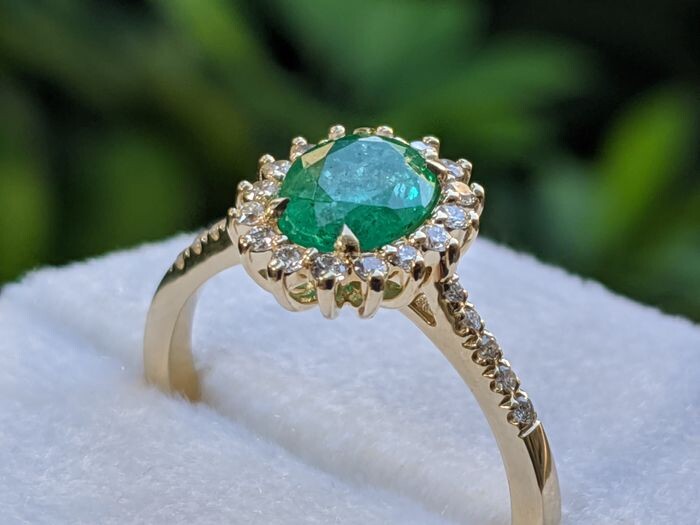 Natural Emerald Halo Ring - 14 kt. Yellow gold - Ring - 1.01 ct Emerald - Diamonds