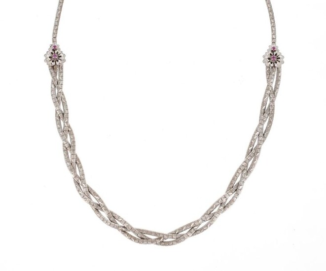 Necklace in 18 K (750 °/°°°) white gold made of a guilloche and braided mesh on three rows, the fasteners set with small treated rubies.