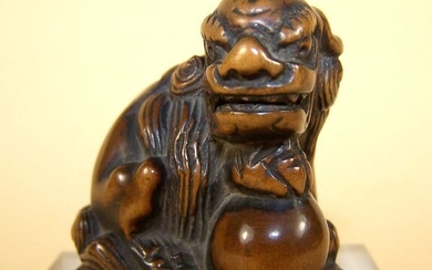 Netsuke - Boxwood - Buddhist lion - A high-quality boxwood 'katabori netsuke' of a Buddhist lion - Japan - Mid 19th century (Late Edo/Early Meiji)