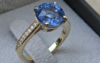 No Heat 5.51 Carat Blue Sapphire And Diamonds Ring - 14 kt. Yellow gold - Ring - 5.51 ct Sapphire - Diamonds