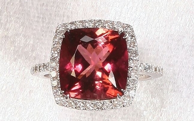 No Reserve Price -- 4.91 Ct Top Quality VVS Rubellite With 0.46 Ct Diamonds - 14 kt. White gold - Ring - IGI Certified