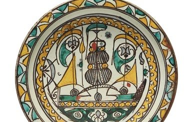PLAT "À LA CARAVELLE" "Tobsil" décoré d'un voilier vert aux hublots ocre, avec des voiles...