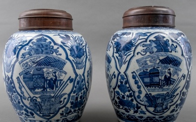 Paar Chinees porseleinen dekselpotten met blauw-wit decor: vier cartouches...