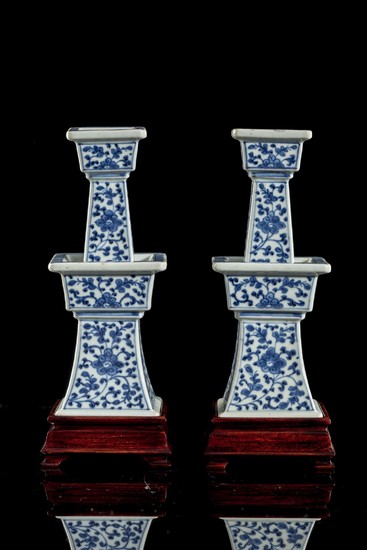 Paire de bougeoirs carrés en porcelaine de Chine, époque Qing, XIXe