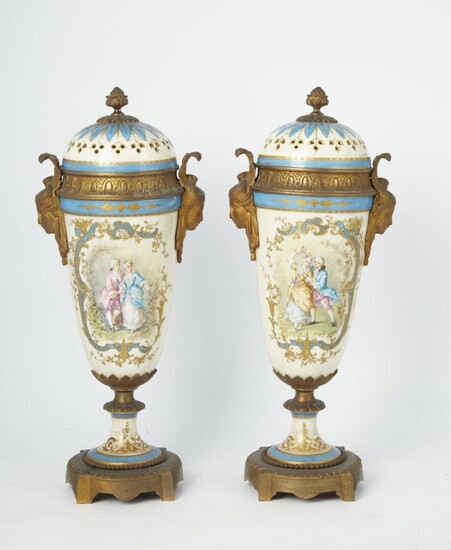 Paire de vases couverts formant pots-pourris en porcelaine à fond bleu turquoise à décor en...