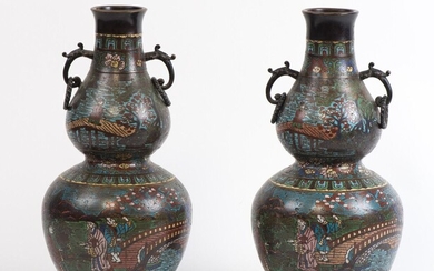 Paire de vases double gourde en bronze et émaux champlevés, à décor de personnages ert...