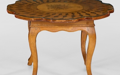 Petite table d'appoint baroque en hêtre, noyer, érable et cerisier plaqués et incrustés de bois...