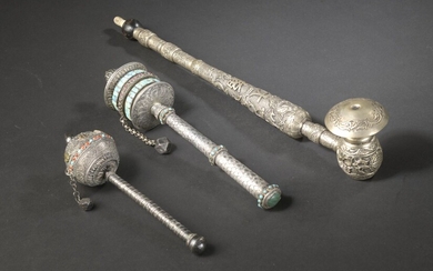 Pipe à opium en métal argenté Chine, début du XXe siècle À décor de dragons...