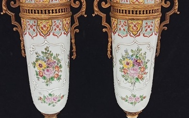 Porcelaine de Paris - Vase (2) - Elegant hand-painted porcelain and golden brass finishing