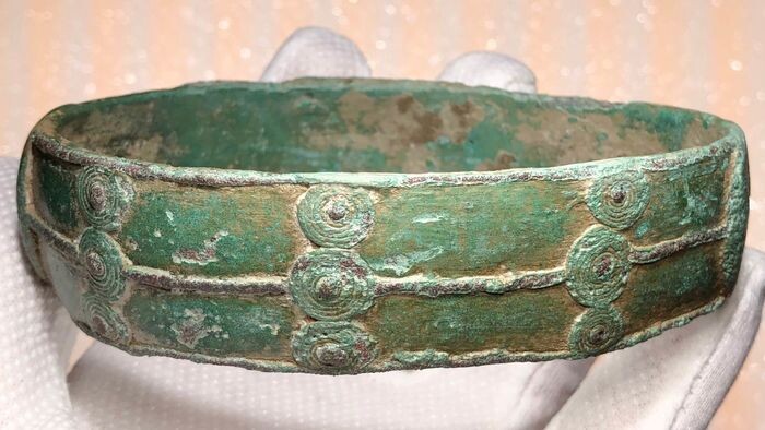Prehistoric, Iron Age Bronze Exclusive Arm Bracelet with a Lovely Geometric Decoration of Multiple Circles Astological Meaning