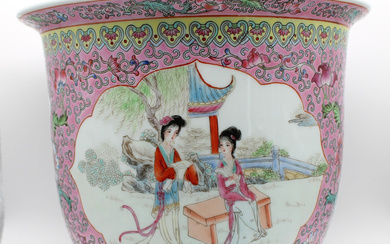 RARE CHINESE PLANTER, FAMILLE ROSE, BEAUTY, WITH FLORAL DECORATION, AROUND 1950.