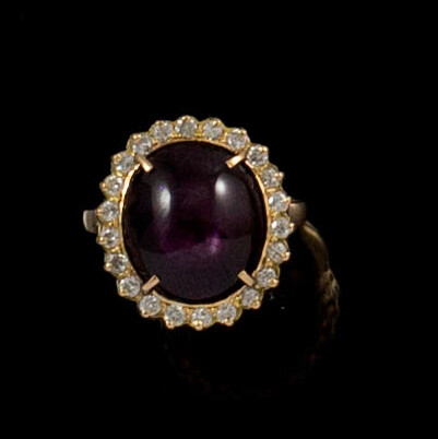 RING in 18K yellow gold holding a star ruby of...