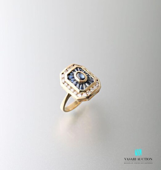 Ring in 750 thousandths yellow gold, oval sapphires and baguette ring surrounded by a row of small diamonds