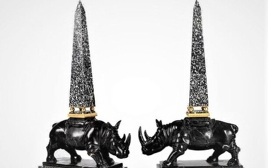 Sculpture, Pair of obelisks with rhinos (2) - Marble - 20th century