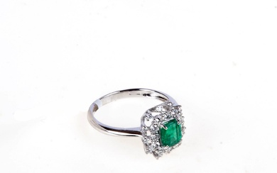 Smaragd-Diamant-Ring 18 ct. Weißgold. Smaragd 0,78 ct, Diamanten 0,52. Gesamtgew.: 3,58 g. RG 56.