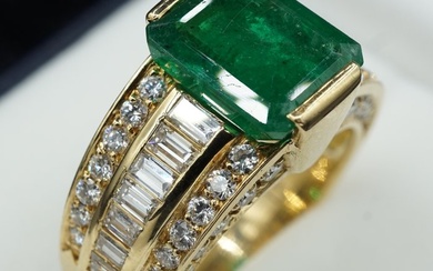 Statement ring - 18 kt. Yellow gold - 4.47 tw. Emerald - Diamond