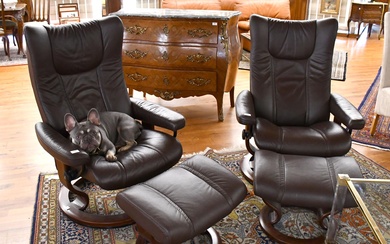 Stressless Paire de fauteuils relax en cuir brun et boiserie et leurs pose-pieds.