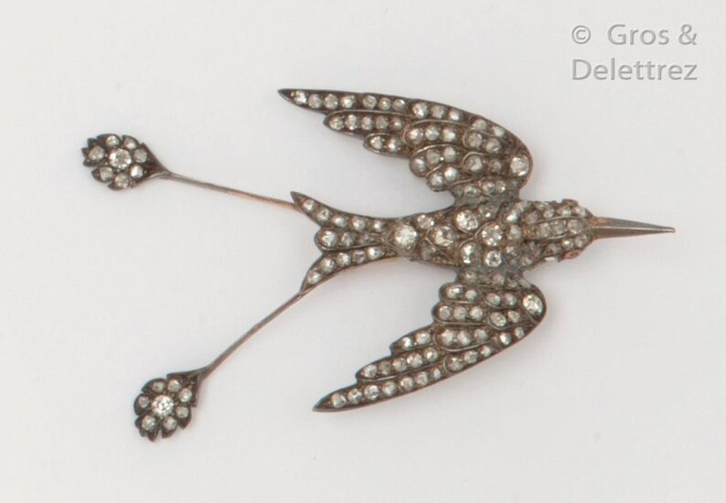 Swallow" brooch in gold and silver entirely set with rose-cut diamonds, the eyes set with rubies. Dimensions: 7 x 4cm. Weight: 11.5g. Rough.