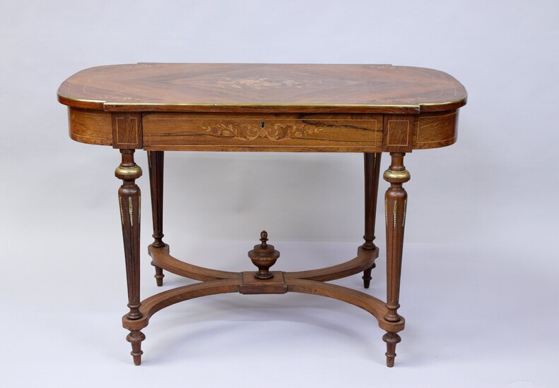 TABLE de SALON en bois de placage de palissandre et bois exotique.