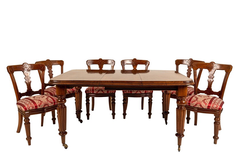 Table à manger extensible et six chaises Angleterre, début du 20e siècle table à plateau...