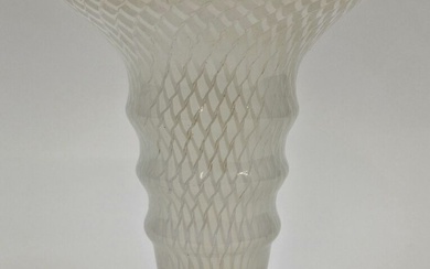 Tchécoslovaquie Vase cornet en verre dépoli à décor de laticcino blanc H. 20 cm -...