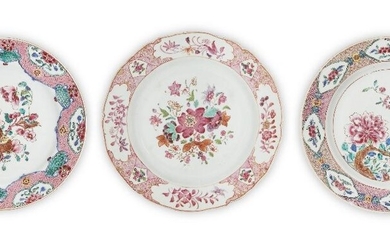 Three Chinese export famille rose plates, 18th century, each painted with floral sprays inside a pink border, 22.5-23.5cm 十八世紀 粉彩繪花卉圖紋盤三隻