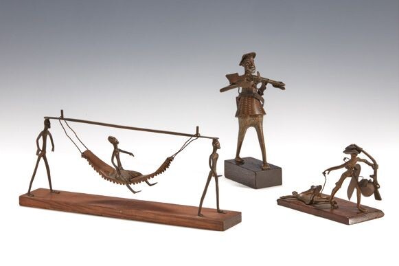 Tre piccole sculture in bronzo patinato in... - Lot 275 - Pierre Bergé & Associés
