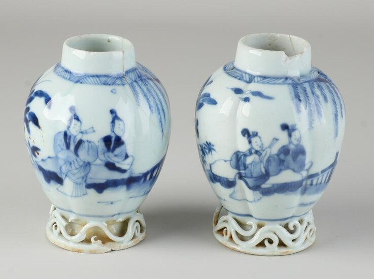 Two 17th - 18th century Chinese vases, H 9.5 cm.