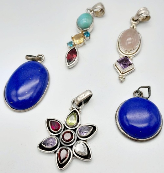 Une collection de 5 bijoux en argent sterling sertis de pierres. Deux Lapis Lazuli, un...