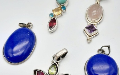 Une collection de 5 bijoux en argent sterling sertis de pierres. Deux Lapis Lazuli, un...