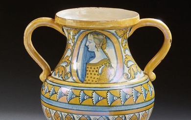 Vase de forme balustre à deux anses en majolique bleu et chamois, décor de bustes...