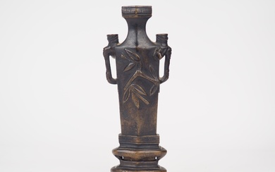 Vase soliflore de forme hexagonale en bronze de patine brune, ornée de deux anses en...